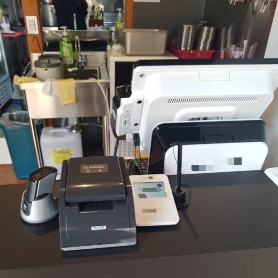 신분증을 위조하거나 검사가 허술한 틈을 타 술집을 찾는 미성년자들을 막기 위해 지문 인식 신분증 검사기를 설치한 모습. 싸이패스 홈페이지 캡처