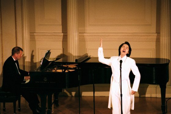 2003년 6월 미국 뉴욕 카네기홀에서 세계 남성 성악가 중 최연소로 독창회를 열며 세계 데뷔를 한 임형주.