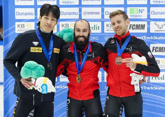 남자 1000m 은메달을 따낸 황대헌(왼쪽). 금메달리스트 스티븐 뒤부아(가운데)와 3위 파스칼 디온. 연합뉴스