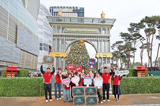 지난 14~15일 롯데물산이 송파구 관내 1인가구 200세대에게 해피박스를 전달했다. 사진 롯데물산