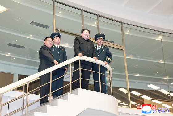 김정은 북한 국무위원장이 지난달 22일 오전 10시 국가항공우주기술총국 평양종합관제소를 방문해 전날 쏘아올린 군사정찰위성 '만리경-1호'의 작동상태를 보고받는 모습. 조선중앙통신, 연합뉴스