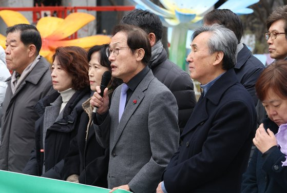 지난 13일 서울 광화문 광장에서 조희연 서울시 교육감을 비롯한 참석자들이 학생인권조례 폐지 반대 기자회견을 하고 있다. 연합뉴스