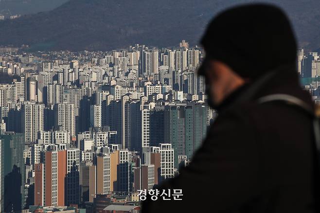 서울 중구 남산에서 바라본 서울 도심의 아파트 단지 모습.  성동훈 기자