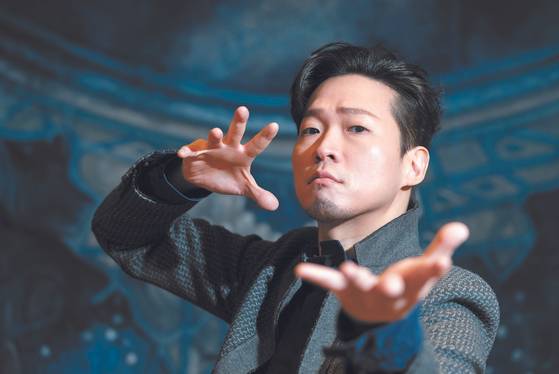 Countertenor Lee Dong-qyu has performed mostly in Europe since he left Korea at 13. The singer was already famous in the world music scene but was able to reach out to a wider audience after appearing in the singing competition show “Phantom Singer 4'' on JTBC earlier this year. [KWEN HYEK-JAE]