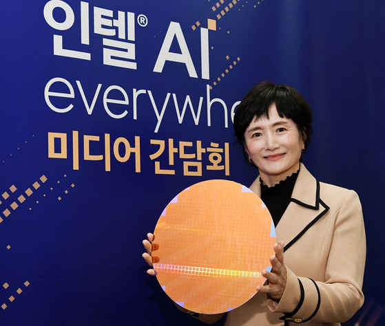 Intel Korea CEO Kwon Myung-sook poses with the Intel 4 process-based wafer [INTEL KOREA]