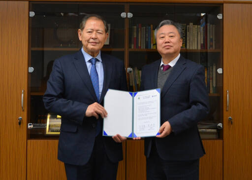 정규성 경기일보 서울본사 사장 겸 한양경제 대표이사(오른쪽)가 18일 한국프레스센터 경기일보 서울 본사 사무실에서 이근용 대구사이버대 총장과 상호 협력 강화를 위한 MOU를 체결하고 기념촬영을 하고 있다. 한양경제