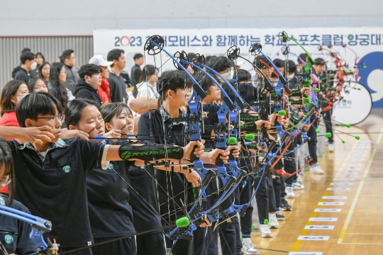 현대모비스가 지난 16일, 충남 천안에 위치한 남서울대학교에서 10개 학교, 200여 명이 참가한 가운데 ‘학교스포츠클럽 양궁대회’를 개최했다. 대회에 참가한 학생들이 힘차게 활시위를 당기고 있다. [대한양궁협회 제공]