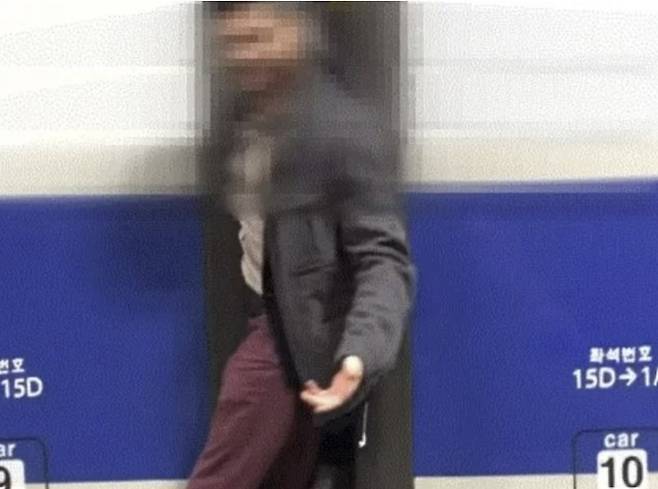 막 출발한 KTX 열차에 매달린 외국인 남성 [사진 = 유튜브 갈무리]