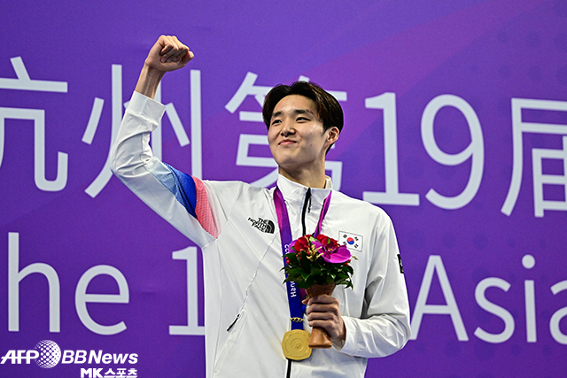 김우민이 제19회 중국 항저우아시안게임 남자수영 자유형 400m 금메달 획득 후 기뻐하고 있다. 사진=AFPBBNews=News1