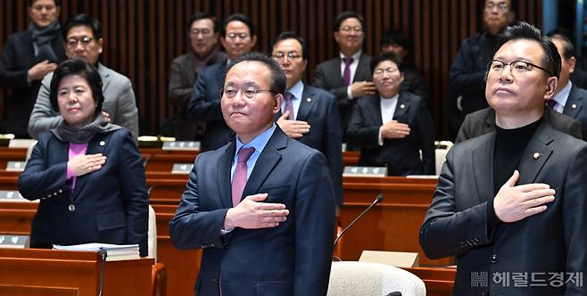 윤재옥 국민의힘 대표 권한대행 겸 원내대표가 지난 15일 오전 서울 여의도 국회에서 열린 비상의원총회에 참석해 국민의례를 하고 있다. 이상섭 기자