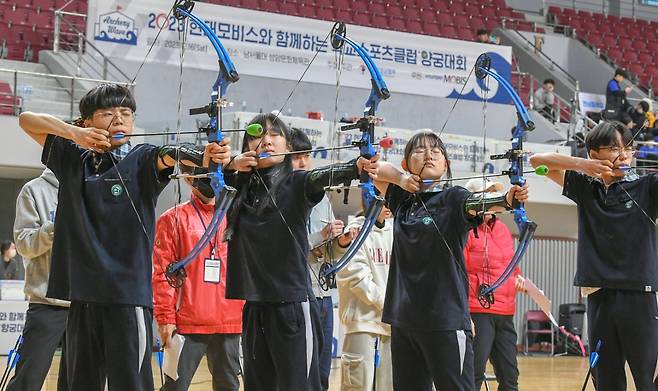 현대모비스가 양국협회와 함께 개최한 ‘2023년 하반기 학교스포츠클럽 양궁대회’에서 참가 학생들이 실력을 겨루고 있다. [현대모비스 제공]