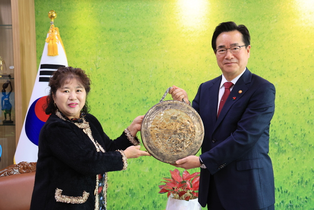 18일 이숙원 한국여성농업인중앙연합회장(왼쪽)이 정황근 농림축산식품부 장관에게 감사패를 전달하고 있다.
