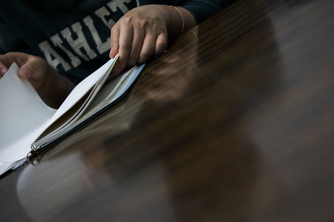 12월4일 스튜디오 뿌리 소속 애니메이터 A씨가 〈시사IN〉 취재진과 만나 그간 있었던 일을 설명했다. ⓒ시사IN 신선영