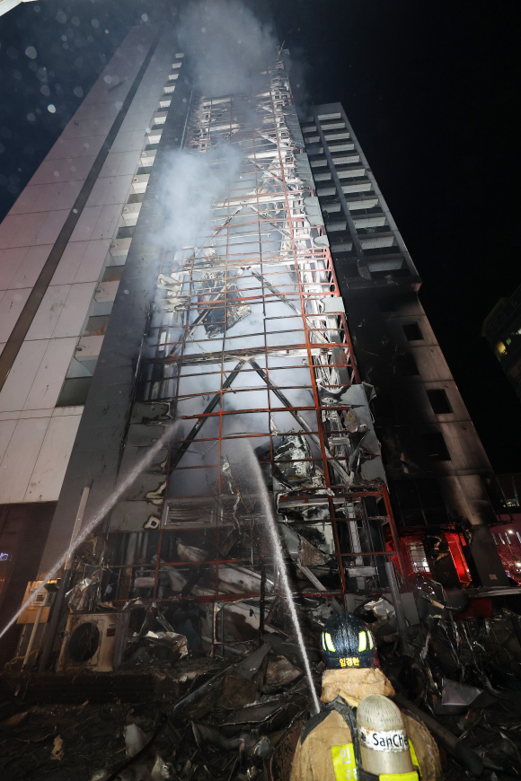 12월17일 인천시 남동구 논현동 한 호텔에서 화재가 발생해 소방대원들이 진화 작업을 벌이고 있다. ⓒ 연합뉴스