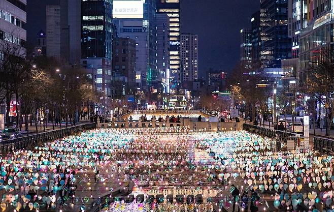 2023 서울빛초롱축제의 시그니처 조형물 중 하나인 화이트 드래곤.