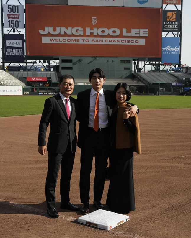 오라클파크에서 기념 촬영을 하는 이정후(가운데)와 이종범(왼쪽). /사진=샌프란시스코 자이언츠 공식 SNS