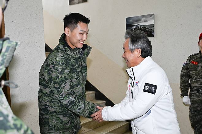 우상혁(왼쪽)과 이기흥 대한체육회장. /사진=대한체육회 제공