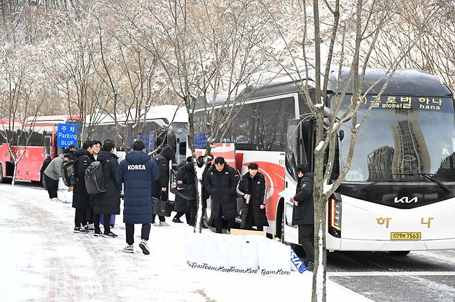 국가대표 선수들이 버스에서 내리는 모습. /사진=대한체육회 제공