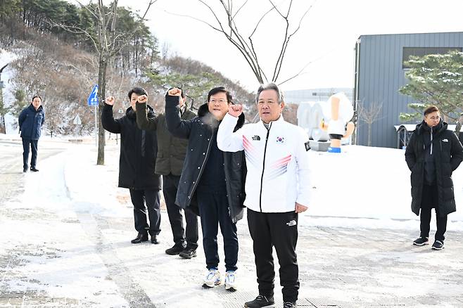 이기흥(하얀색 점퍼) 대한체육회장. /사진=대한체육회 제공