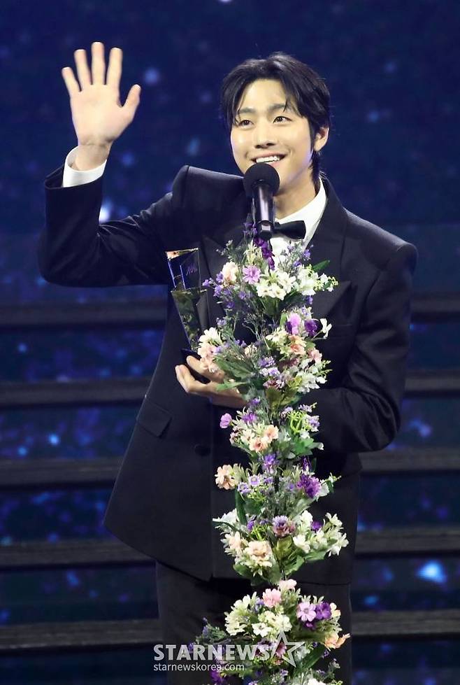 배우 안효섭이 14일 필리핀 아레나에서 열린 '2023 아시아 아티스트 어워즈 인 필리핀'(2023 Asia Artist Awards IN THE PHILIPPINES, 이하 '2023 AAA')에서 'AAA 핫트렌드상'을 수상하고 소감을 말하고 있다.   '2023 AAA'는 스타뉴스가 주최하고 Asia Artist Awards 조직위원회, TONZ 엔터테인먼트, PULP Live World가 공동 주관한다. 그룹 아이브(IVE) 장원영, 가수 강다니엘, 그룹 제로베이스원 성한빈이 MC를 맡았다. 2023.12.14 /사진=임성균