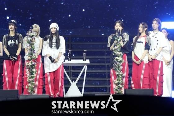 그룹 엔믹스가 14일 필리핀 아레나에서 열린 '2023 아시아 아티스트 어워즈 인 필리핀'(2023 Asia Artist Awards IN THE PHILIPPINES, 이하 '2023 AAA')에서 'AAA 아이콘상'을 수상하고 소감을 말하고 있다.   '2023 AAA'는 스타뉴스가 주최하고 Asia Artist Awards 조직위원회, TONZ 엔터테인먼트, PULP Live World가 공동 주관한다. 그룹 아이브(IVE) 장원영, 가수 강다니엘, 그룹 제로베이스원 성한빈이 MC를 맡았다. 2023.12.14/사진=임성균 기자