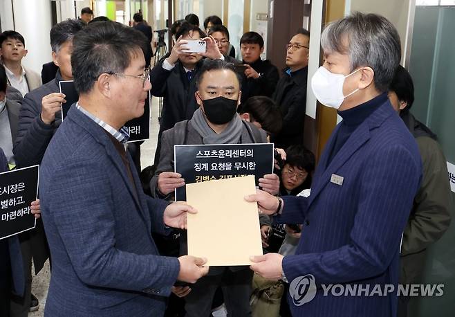 김포시에 항의문 전달하는 시민단체 회원들 (김포=연합뉴스) 윤태현 기자 = 문화연대 등 4개 시민단체 회원들이 14일 오전 경기도 김포시청에서 시 관계자에게 항의문을 전달하고 있다. 이들은 지난해 극단적 선택으로 숨진 김포FC 유소년 선수 사건과 관련해 진상규명과 책임자 처벌이 11개월째 이뤄지지 않았다며 시에 항의했다. 2023.3.14 tomatoyoon@yna.co.kr