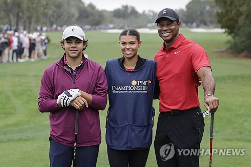 아들 찰리, 딸 샘과 함께 필드에 나선 타이거 우즈. [AP=연합뉴스]