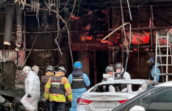 지난 18일 오전 인천 남동구 논현동의 한 호텔 화재현장에서 경찰과 소방, 국립과학수사연구원 등 관계당국 관계자들이 합동감식을 하고 있는 모습. (사진=뉴스1)