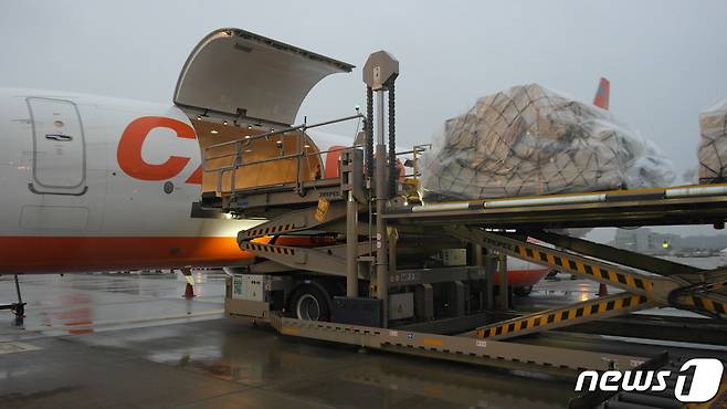 인천공항 화물청사에서 지상조업인력이 제주항공 화물기에 화물을 싣고 있다. 2023.12.14/뉴스1 ⓒ News1 금준혁 기자