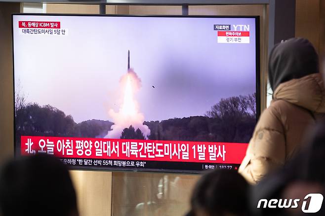 18일 서울역에서 시민들이 북한의 대륙간탄도미사일(ICBM) 도발 관련 뉴스를 지켜보고 있다. 우리 군 합동참모본부에 따르면 18일 오전 8시24분쯤 북한 평양 일대에서 동해상으로 발사된 '장거리탄도미사일'(LRBM) 추정 미사일 1발이 우리 군에 포착됐다. 북한의 이날 탄도미사일 도발은 전날 동해상을 향해 단거리탄도미사일(SRBM) 1발을 발사한 뒤 약 10시간 만에 이뤄진 것이다. 2023.12.18/뉴스1 ⓒ News1 유승관 기자