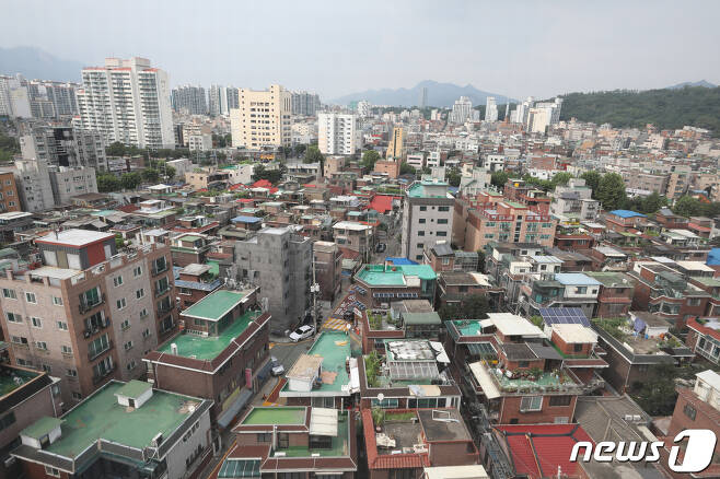 서울 강북구 번동 모아타운 1호 시범구역에 저층 주택이 빼곡하게 들어서 있다. 서울시는 번동 모아주택 사업시행계획인가가 승인됐으며, 2026년 준공 목표로 내년 상반기 중 공사를 시작한다고 밝혔다. 번동 모아타운에는 총 1242세대, 13개동, 최고 35층 아파트 단지가 들어서게 된다. 2023.7.31/뉴스1 ⓒ News1 장수영 기자