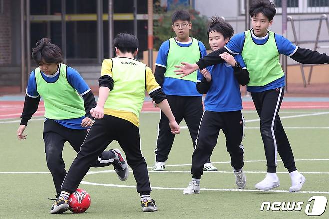 대구 중구 경북사대부설초등학교 운동장에서 학생들이 가벼운 옷차림으로 축구를 하고 있다. (사진은 기사 내용과 무관함) 2023.12.6/뉴스1 ⓒ News1 공정식 기자