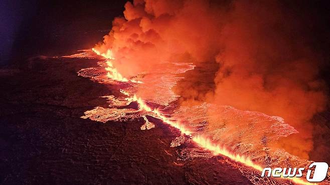 18일(현지시간) 아이슬란드 그린다비크 지역에서 일어난 화산 폭발로 용암이 분출하고 화산재가 피어오르고 있다. 2023.12.18 ⓒ 로이터=뉴스1 ⓒ News1 정지윤 기자