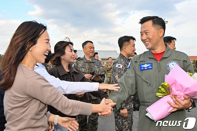 지난 4월28일 오후 '프라미스 작전'을 성공적으로 마치고 복귀한 안효삼 공군 대령(오른쪽)이 가족들과 재회하고 있다. (공군 제공) 2023.4.23/뉴스1