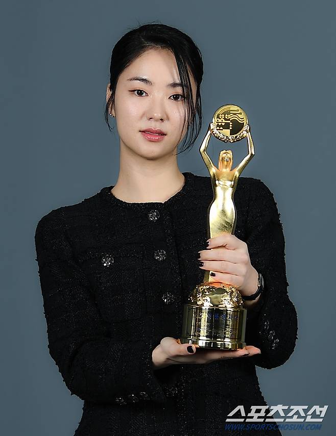 제44회 청룡영화상 여우조연상을 수상한 배우 전여빈이 7일 스포츠조선과의 인터뷰에 앞서 포즈를 취하고 있다. 박재만 기자 pjm@sportschosun.com/2023.12.07/