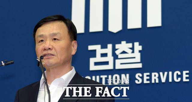 검찰이 백현동 개발 비리 사건 수사를 무마한 의혹을 받는 임정혁 전 고검장(변호사)를 불러 조사했다. 사진은 대검찰청 차장검사 시절 임 변호사.2014.07.21. /뉴시스