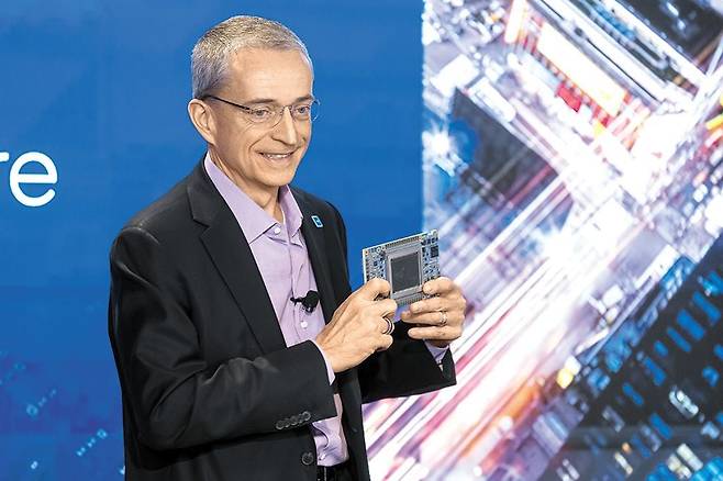 팻 겔싱어 인텔 최고경영자(CEO)가 지난 14일(현지 시각) 미국 뉴욕에서 열린 인텔 'AI 에브리웨어' 행사에서 차세대 인공지능(AI) 반도체 가우디3 시제품을 손에 들고 있다. /AP연합뉴스