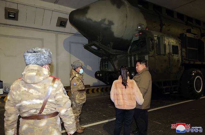 18일 ICBM 발사 현장에 김정은과 함께 참관한 딸 김주애. /조선중앙통신 연합뉴스