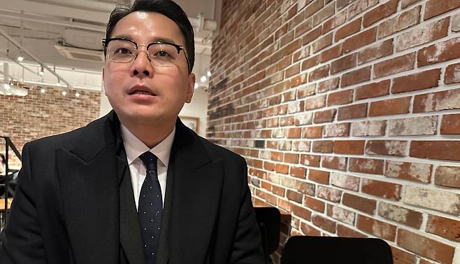 공익 제보자 조명현씨가 이재명·김혜경 부부의 법인카드 불법 사용과 불법 의전이 조직적이고 지능적으로 이뤄졌다고 밝히고 있다. /전태훤 선임기자