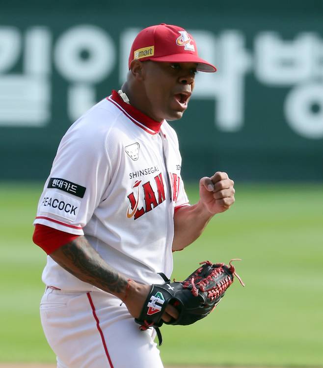 '2023 신한은행 SOL KBO 포스트시즌' NC 다이노스와 SSG 랜더스의 준플레이오프 1차전 경기가 10월 22일 인천 SSG랜더스필드에서 열렸다. SSG 엘리아스가 6회 초 NC 박민우를 삼진으로 잡고 이닝을 마치며 포효하 고있다. 인천=정시종 기자 