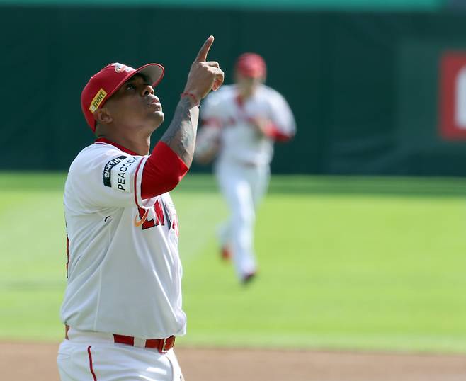 '2023 신한은행 SOL KBO 포스트시즌' NC 다이노스와 SSG 랜더스의 준플레이오프 1차전 경기가 22일 인천 SSG랜더스필드에서 열렸다. SSG 선발 엘리아스가 3회 수비를 마치고 들어가고 있다. 인천=정시종 기자&nbsp;