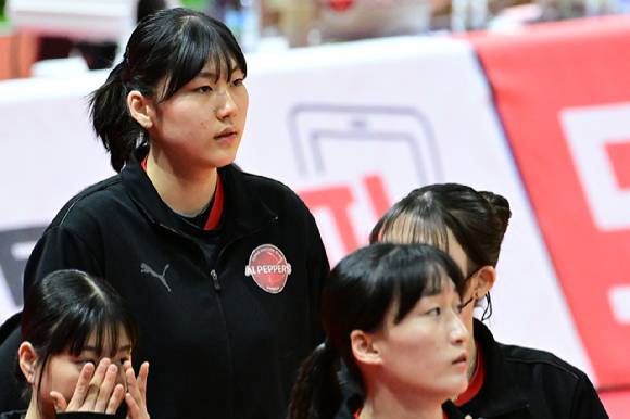 페퍼저축은행 미들 블로커 염어르헝이 지난 11월 23일 열린 현대건설과 홈 경기 도중 웜업존에서 팀 동료 선수들과 함께 코트에서 진행되는 플레이를 지켜보고 있다. [사진=한국배구연맹(KOVO)]