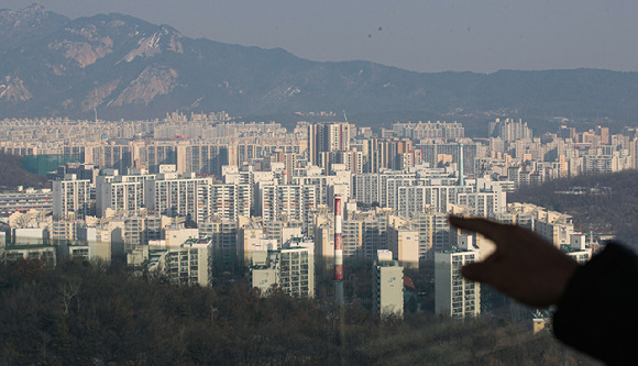 서울 강북구 북서울꿈의숲 전망대에서 바라본 강북지역 아파트단지 모습. [사진=뉴시스]