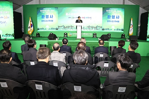 19일 주낙영 경주시장이 양남면 나산리에서 열린 '중수로해체기술원' 착공식에서 환영사를 하고 있다. [사진=경주시청]