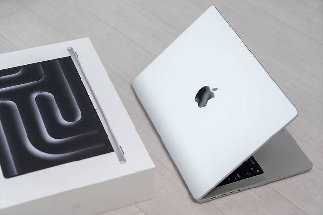 애플 맥북프로 14에 처음으로 기본 M 시리즈 모델이 탑재됐다 / 출처=IT동아