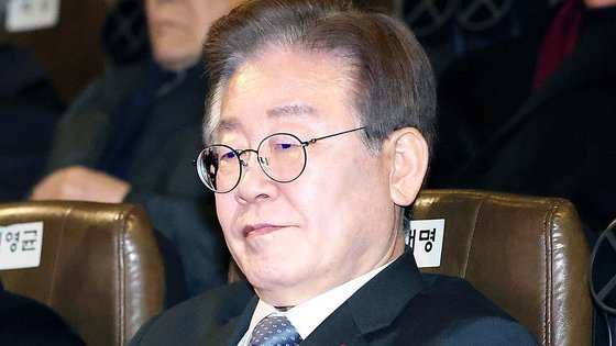 이재명 더불어민주당 대표가 지난 18일 오후 서울 여의도 용산구 CGV용산아이파크몰에서 열린 '길위에 김대중' VIP시사회에서 영화 관람을 기다리고 있다. 전민규 기자