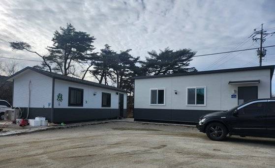 지난 4월 강원 강릉시에서 발생한 산불로 집을 잃은 최모(43 ·강릉시 저동)씨 가족이 생활하고 있는 23㎡(7평) 남짓한 임시조립주택. [사진 독자]