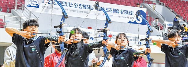 현대모비스가 개최한 ‘2023년 하반기 학교스포츠클럽 양궁대회’에 참가한 학생들이 활시위를 당기고 있다. 이번 대회엔 10개 학교에서 200여 명의 학생이 참가했다.