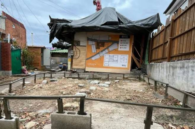 The eaves and roof of the main house of Jeon Tae-il\'s former home were covered with tents on the 14th. Three rooms have already collapsed and only the ruins remain.