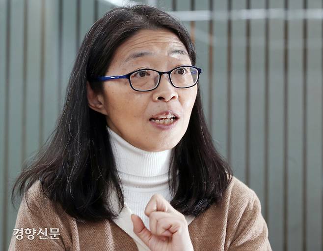 송인주 서울시복지재단 선임연구위원이 지난 14일 서울 마포구 복지재단 회의실에서 경향신문과 인터뷰하고 있다. 그는 “마을도서관 등을 통해 분절된 사회에서 돌봄 공동체를 만들려는 대안적인 시도들이 나오고 있다”면서 “가족과 개인의 파편화가 심화될수록 우리는 서로 연결되는 본연의 감각을 되찾을 필요가 있다”고 말했다. 서성일 선임기자 centing@kyunghyang.com